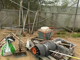 un tas d'ordures dans une serre où se trouvent de nombreux outils