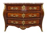 une image d'une commode avec un plateau en marbre