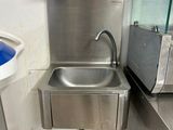 un lavabo et des toilettes dans des toilettes publiques