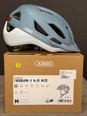 un casque posé sur une boîte en carton posée sur une table