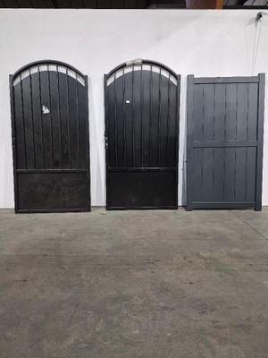 trois portes noires ouvertes dans un garage