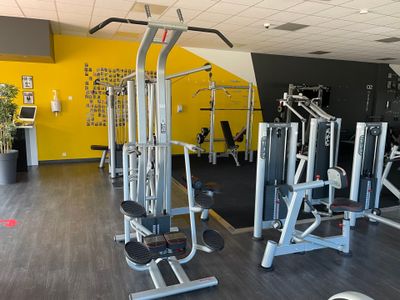 une salle de sport équipée de divers appareils