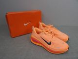 La Nike Air Max se trouve dans une boîte orange, à côté d'une paire de chaussures