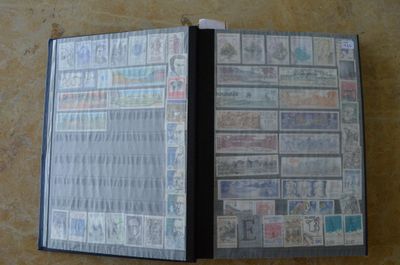 un livre avec des timbres, posé sur une table