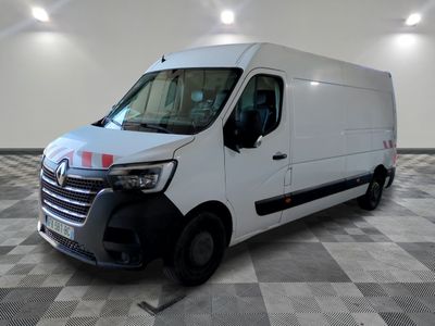 une photo d'une camionnette blanche avec une croix rouge sur le côté