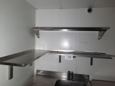 une photo d'une cuisine avec des étagères en inox et un évier