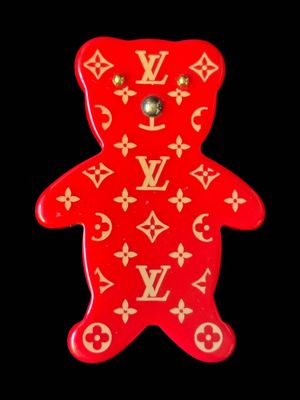 Louis VUITTON Broche "Nounours" en résine rouge monogram