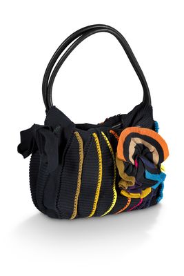 sac à main noir orné de fleurs multicolores sur la poignée
