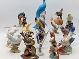 de nombreuses figurines d'oiseaux exposées sur une table