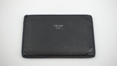un sac à main noir posé sur une table blanche