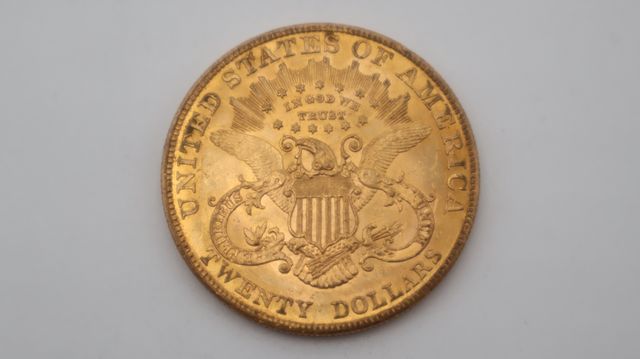 Une pièce de monnaie en or à valeur faciale de vingt dollars USA ...