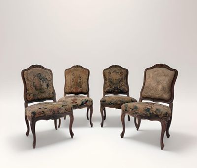 Suite de quatre chaises en noyer mouluré et sculpté, à dossi…