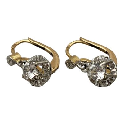 une paire de boucles d'oreilles en or et diamants sur fond blanc