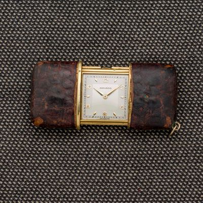 une montre posée sur un morceau de cuir