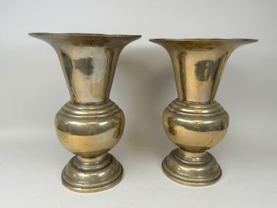 deux vases en argent posés sur une table