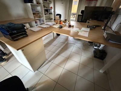 un bureau avec un ordinateur dans une pièce