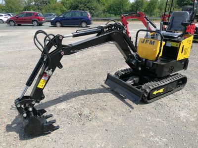 une petite excavatrice garée sur un parking