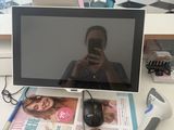 un ordinateur portable posé sur un bureau, à côté d'un magazine