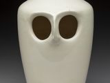 un vase blanc avec deux trous au milieu