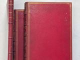 deux livres et un stylo posés sur une table