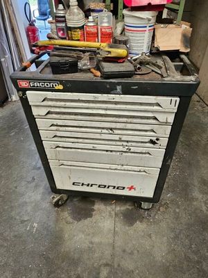 un établi sur lequel sont posés des outils dans un garage