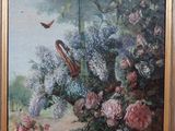 une photo d'un tableau représentant un oiseau et des fleurs