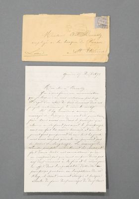 une feuille de papier sur laquelle il y a quelque chose d'écrit, à côté d'une autre feuille de papier sur laquelle il y a quelque chose d'écrit