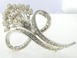 une image représentant une broche surmontée d'un bouquet de fleurs
