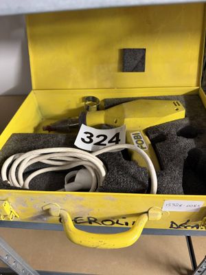 une valise jaune qui contient tout un tas d'objets