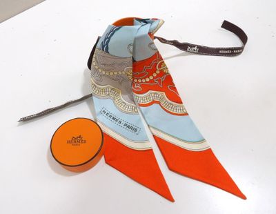 un foulard et une paire de ciseaux posés sur une table