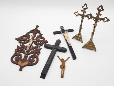 trois croix, un crucifix et une croix sur un fond blanc