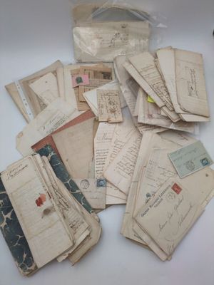 une pile de vieilles lettres et d'enveloppes posée sur une table