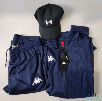 une casquette de baseball sur un pantalon de survêtement