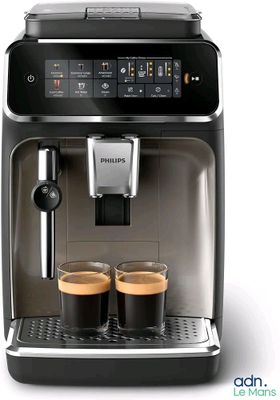 la machine à café a deux tasses de café devant elle