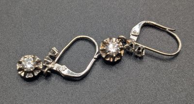 gros plan d'une paire de boucles d'oreilles sur une table