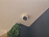 une photo d'une caméra fixée au plafond d'une pièce