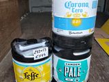 trois fûts de bière posés les uns à côté des autres sur une table
