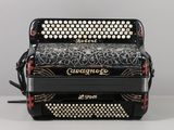 L'accordéon est noir et blanc, avec un motif rouge et blanc.