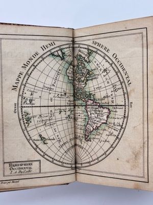 un livre ouvert sur lequel figure une carte du monde