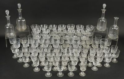 beaucoup de verres à vin et de carafes sur la table