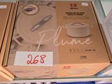 deux cartons d'ustensiles de cuisine sur l'étagère du magasin