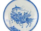 une assiette bleue et blanche avec une image d'un homme à cheval
