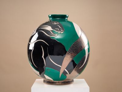 LONGWY "Lion" Vase boule coloniale en faïence émaillée polyc…