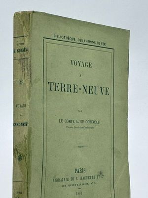 un livre vert avec des lettres noires sur une couverture blanche