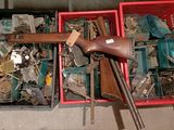 une boîte rouge remplie d'objets hétéroclites et d'un pistolet