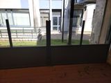 vue de l'extérieur d'un bâtiment à travers une fenêtre