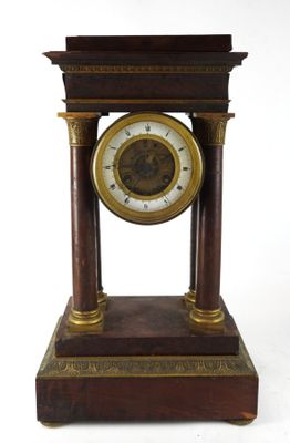 une horloge posée sur une table