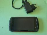 un téléphone portable et un chargeur posés sur une table