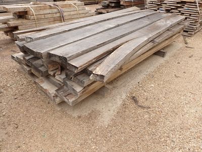 de nombreuses pièces de bois empilées les unes sur les autres