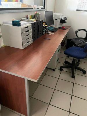 un bureau avec deux ordinateurs et une chaise dans la chambre
